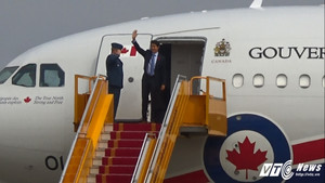 Video: Thủ tướng Canada xuống sân bay Nội Bài, vẫy tay chào Việt Nam