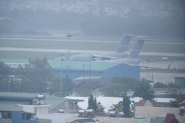 Ảnh, video: 'Ngựa thồ' C17 của không quân Mỹ nối đuôi đỗ ở sân bay Đà Nẵng