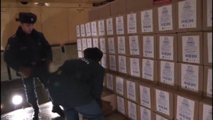 Video: Nga chất 40 tấn hàng cứu trợ trị giá 5 triệu USD lên phi cơ sang Việt Nam