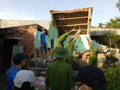 Ảnh: Công an Bình Định giúp dân sửa chữa nhà cửa sau bão số 12