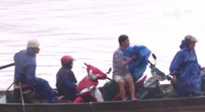 Dân Quảng Trị đánh cược tính mạng, vượt lũ không áo phao