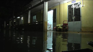 TP.HCM: Bệnh viện lại ngập sâu vì mưa, nước tràn vào kho thuốc