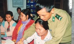 Tâm sự xúc động của thầy giáo quân hàm xanh mở hơn 100 lớp xóa mù chữ