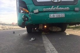 Chở cháu đi học, 3 ông cháu bị xe khách cuốn vào gầm