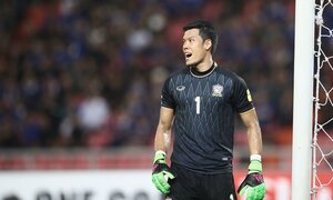 Video: Thủ môn tuyển Thái Lan tập cực dị, khác xa thủ môn Việt Nam