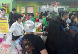 Trẻ nghĩ gì khi chứng kiến mẹ cố chen lấn, không xếp hàng ở siêu thị?