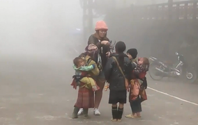 Video: Chiêu thức ép khách du lịch mua hàng của trẻ em Sapa