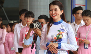 Nữ sinh xinh đẹp mặc áo dài háo hức chờ gặp Thủ tướng Canada