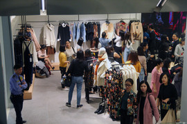 Khách hàng vô ý thức quần thảo Zara Hà Nội 'tan hoang' sau ngày khai trương