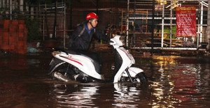 Phố Sài Gòn ngập sâu, nhiều phương tiện chết máy giữa đường