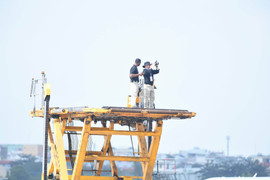 An ninh Mỹ cẩn thận lên điểm cao quan sát trước khi chuyên cơ của Tổng thống Mỹ hạ cánh