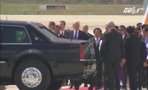 Video: Tổng thống Donald Trump bước lên 'Quái thú', rời sân bay Đà Nẵng