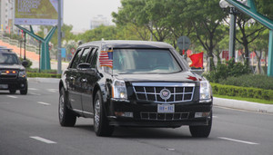 Chiếc 'Quái thú' và dàn xe hộ tống Tổng thống Trump băng băng trên phố Đà Nẵng