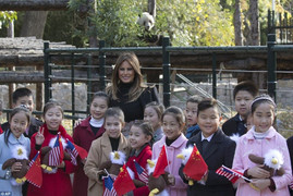 Ảnh: Phu nhân Tổng thống Mỹ làm gì ở Trung Quốc khi không cùng chồng đến Việt Nam?