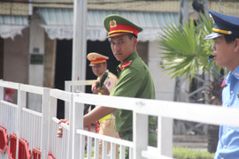 Ảnh: Căng mình cùng cảnh sát giữa trưa nắng ở ngã tư 'nóng' nhất dịp APEC