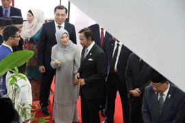 Quốc vương tự lái chuyên cơ đi dự APEC đến thăm trung tâm tiếng Anh ở Việt Nam