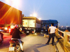 Video: Đường trên cao ùn tắc kéo dài sau tai nạn trên cầu Thanh Trì