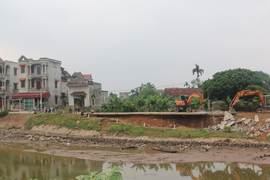 Video: Đường bê tông ở Hà Nội đang gia cố lại tiếp tục sụt lún, hở hàm ếch