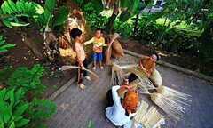 Góc cha mẹ: Thương con nhưng đừng 'tước đoạt' tuổi thơ của con
