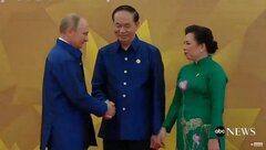Video: Chủ tịch nước bắt tay, đón Tổng thống Putin đến dự tiệc chiêu đãi APEC
