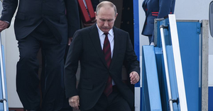 Video: Cận cảnh dáng đi 'kiểu KGB' của Tổng thống Nga tại APEC 2017