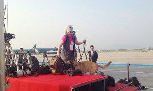 Chó nghiệp vụ kiểm tra từng vật dụng ở sân bay Nội Bài trước giờ đón Tổng thống Trump