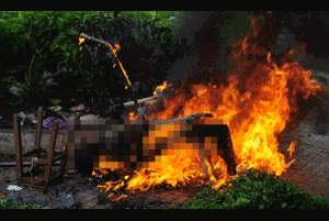 Nghi vấn người đàn ông tẩm xăng tự thiêu trong đêm