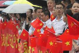 Cờ 2 nước Việt - Trung rực đỏ dọc đường Hà Nội trước giờ đón ông Tập Cận Bình