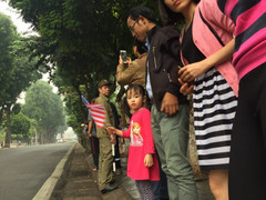 Bé gái cầm quốc kỳ Mỹ chào tạm biệt Tổng thống Trump ở Lăng Bác