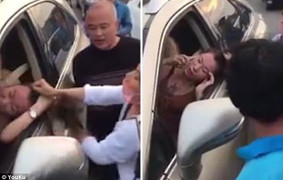 Bị đánh ghen, túm tóc giữa đường, cô bồ vẫn cố thủ trên xe gọi điện cho nhân tình