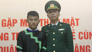 Chàng trai Lào tâm sự xúc động về 'thầy giáo quân hàm xanh' người Việt