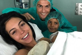 Ronaldo cười rạng rỡ đón con gái mới chào đời