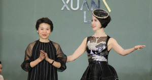 MC Thanh Mai diện váy gắn 20.000 viên pha lê Swarovski