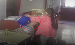 Phẫn nộ clip giúp việc đánh đập tàn nhẫn, bắt cụ bà mắc Alzheimer ngửi phân