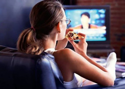 Khoa học chứng minh: Xem TV khi ăn cơm khiến bạn ăn nhiều hơn bình thường