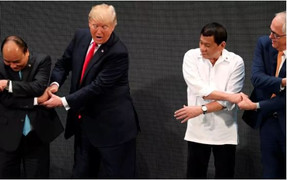 Video: Tổng thống Trump bối rối khi bắt tay chéo ở Philippines