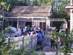 Nam thanh niên độc thân mua 10 lít xăng rồi tự thiêu trong vườn nhà