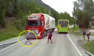 Rùng mình clip bé trai đột ngột băng qua đường, suýt chết trước đầu xe tải
