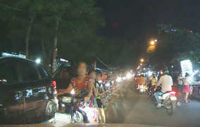 Video: Người phụ nữ đầu trần chở trẻ em đi ngược chiều còn đòi ô tô nhường đường