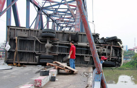 Xe tải lật trên cầu Rào, 2 mẹ con thương vong