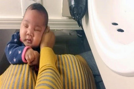 Cách dỗ trẻ sơ sinh nín khóc trong 1 phút của người mẹ thu hút 3 triệu lượt xem