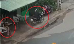 Ngồi dùng điện thoại trước cửa nhà, bị cướp đi xe máy giật phăng trong 1 nốt nhạc