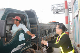 Tài xế tiếp tục dùng tiền lẻ mua vé qua trạm BOT ở Bình Định