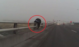 Cảnh sát Mỹ hành động nhanh như cắt, cứu mạng người đòi nhảy cầu tự tử