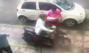 Clip: Cướp lao xe máy lên vỉa hè, giật điện thoại 'nhanh như một cơn gió'