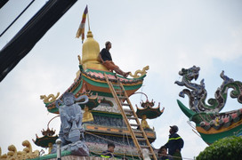 Thanh niên ngáo đá trèo lên nóc chùa nhảy múa: Tin mới nhất