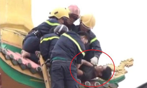 Clip: 10 giờ phục kích, khống chế thanh niên 'ngáo đá' leo nóc chùa ở TP.HCM