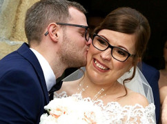 Vượt qua 18 lần phẫu thuật, cô gái bị dị dạng bẩm sinh vẫn tìm được hạnh phúc