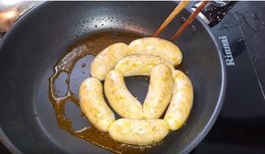 Làm xúc xích tại nhà dễ thế này, sao phải tốn tiền đi mua?