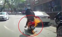 Clip: Hoảng hồn xe tay ga đang đi đột ngột bốc cháy trên phố Hà Nội